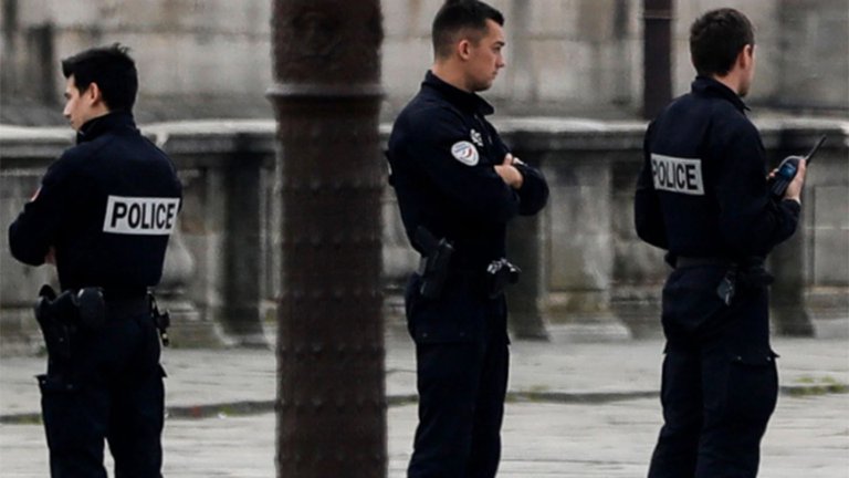 Decapitaron a un hombre por mostrar caricaturas de Mahoma al norte de París: el atacante fue abatido