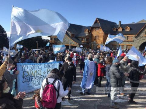 Toma de tierras en el Sur: el gobierno les permitirá a los mapuches quedarse en el lugar a cambio de paz