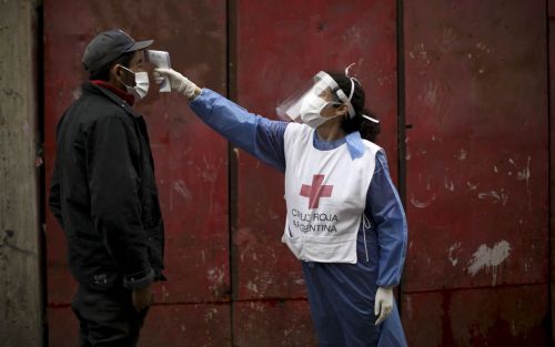 Advierten que en lugares cerrados el coronavirus se propaga más allá de la distancia