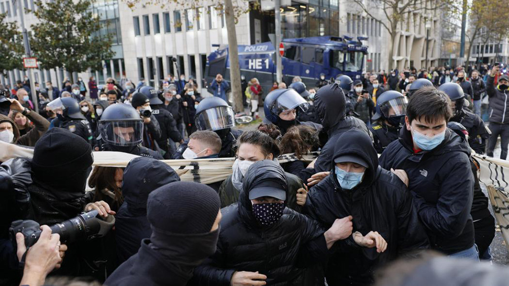 La policía alemana detuvo a 350 personas en marcha contra restricciones por el coronavirus