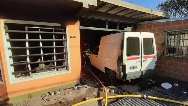 Matan a palazos a un hombre y detienen a dos vecinos: los familiares prendieron fuego la casa de los sospechosos