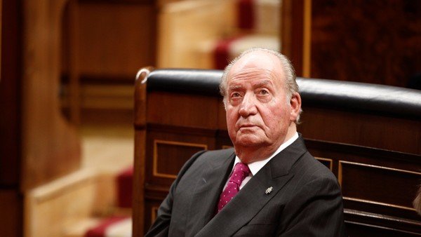 Muchas “comisiones” y camas separadas con la reina: un nuevo libro sobre el rey Juan Carlos revela más intimidades