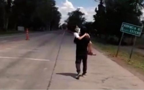 Santiago del Estero: le prohibieron entrar en auto y cargó a su hija enferma por más de 5 kilómetros
