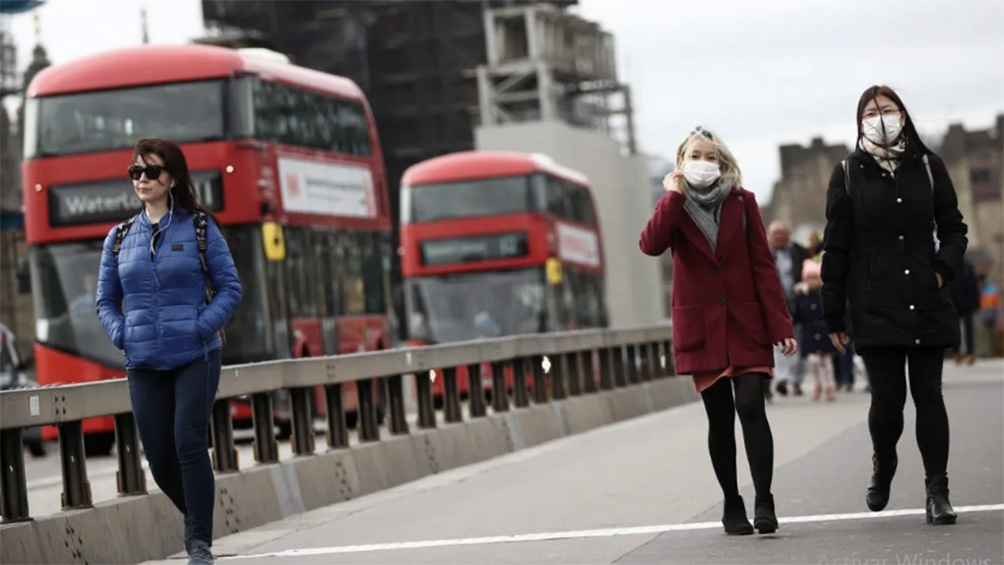 Inglaterra evalúa congelar salarios del sector público a causa de la pandemia