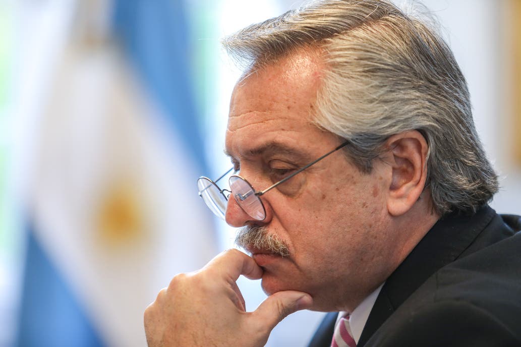 Alberto Fernández imita a Néstor Kirchner, pero le sale Mauricio Macri