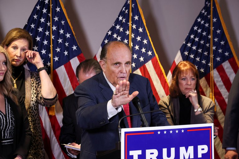 Rudy Giuliani insistió en que hubo fraude en las elecciones de EEUU con máquinas avaladas por el régimen de Maduro y utilizadas en Argentina