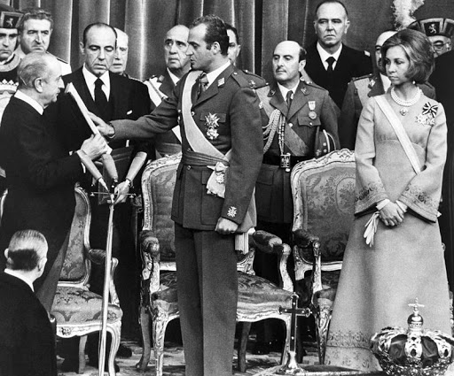 Humillado, apartado de la familia real y exiliado, Juan Carlos de Borbón celebra en soledad los 45 años de su proclamación como rey de España