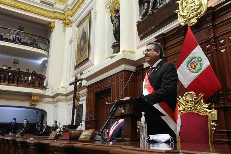 Crisis en Perú: el Congreso se reúne para discutir la posible salida del nuevo presidente, Manuel Merino