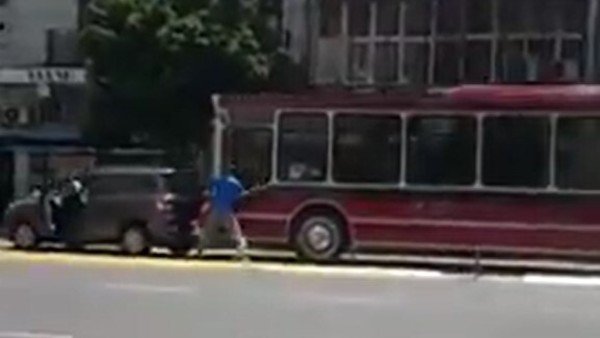 Ataque de furia: destrozó las ventanillas de un colectivo a palazos porque le chocó el auto