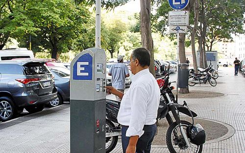 Se eliminan los parquímetros y se cobrará a través de apps